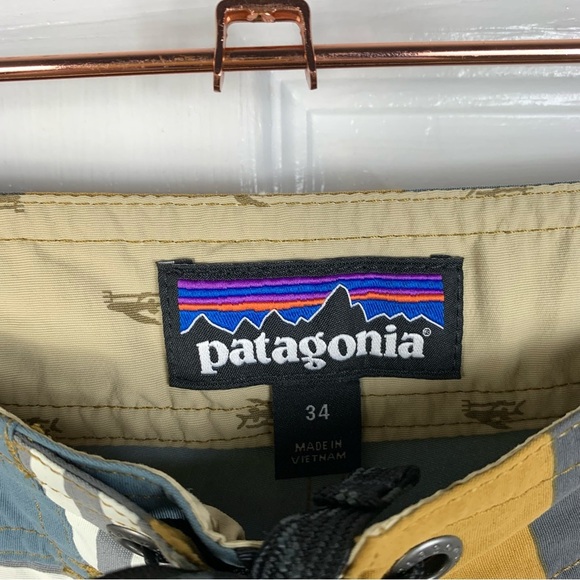 ⚡️Patagonia Men's M's Wavefarer Boardshorts Striped Size 34 - Picture 2 of 4